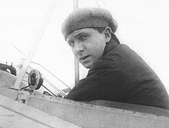 Portrait photograph of Peruvian aviator Jorge Chávez.