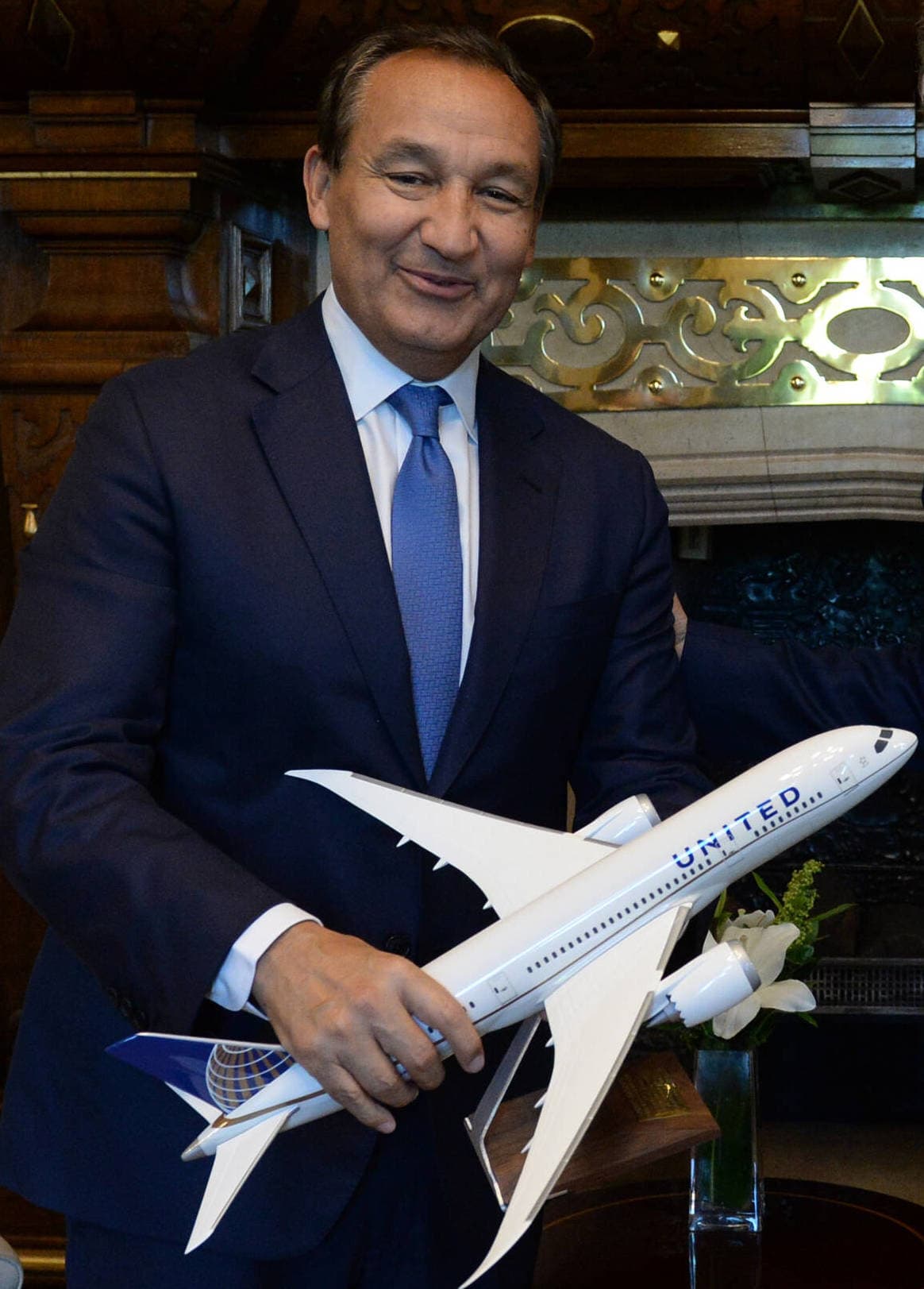 Portrait photograph of United Airlines CEO Oscar Muñoz.